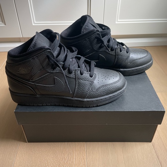 Air Jordan 1 Mid All Black 6.5 Youth 7.5 Women WORN ONCE - Picture 3 of 9